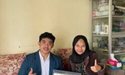 Dalam upaya memperkuat citra merek UMKM Evano Kitchen, mahasiswa KKN Universitas Diponegoro (Undip), Ariq Fadhillah Andika, berperan aktif dalam menyusun desain label, media promosi, dan kemasan produk. Setelah melalui beberapa revisi, program ini sukses direalisasikan pada 3 Februari 2025.