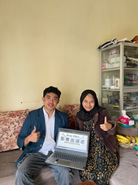 Dalam upaya memperkuat citra merek UMKM Evano Kitchen, mahasiswa KKN Universitas Diponegoro (Undip), Ariq Fadhillah Andika, berperan aktif dalam menyusun desain label, media promosi, dan kemasan produk. Setelah melalui beberapa revisi, program ini sukses direalisasikan pada 3 Februari 2025.